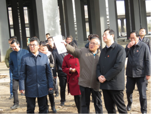 省委常委、西寧市委書記王曉在青海省物產(chǎn)集團(tuán)總公司黨委書記、總經(jīng)理王玉輝陪同下，深入青海物產(chǎn)朝陽物流園區(qū)。