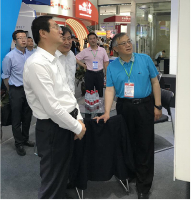 省委常委、西寧市委書記王曉蒞臨第十九屆青洽會青海物產(chǎn)展位參觀